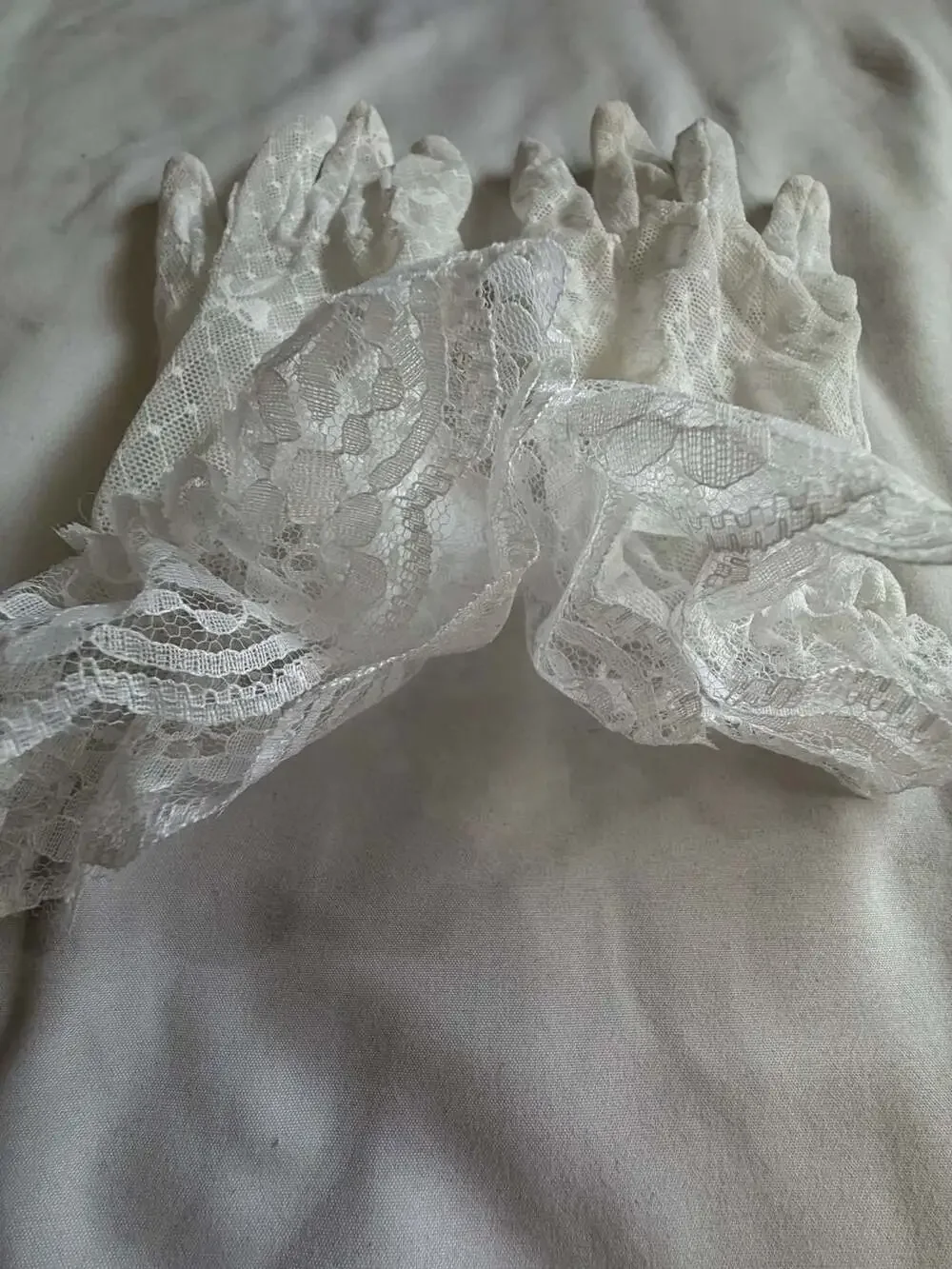 Vintage Style White Lace Wrist-Length Formal Gloves with Ruffle Trim